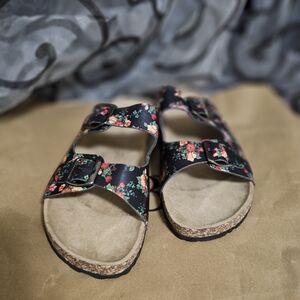 Flowery sandals 👡